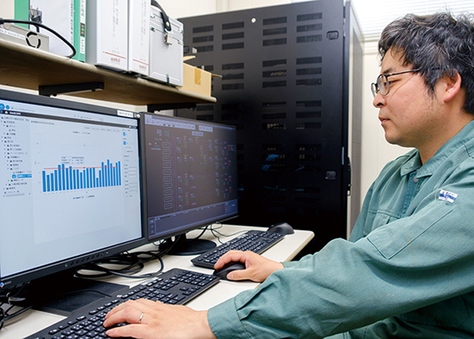 Monitor screen of EneSCOPE for EMS (left) and the Harmonas-DEO harmonized automation system introduced as the DCS*1 (right), installed in the server room.