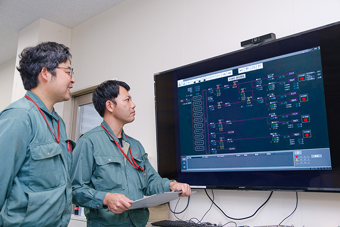 The monitoring screen of Harmonas-DEO is always displayed on a large monitor installed at a meeting space of an office. Managers of the Manufacturing Department and others use it to check the state of manufacturing when they visit the office.