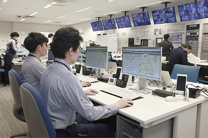 防災センターに設置された中央監視システムsavic-net FX2の監視端末。