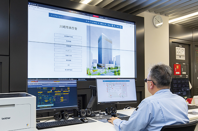 防災センターに設置されたsavic-net G5の監視画面。大型モニタに監視画面を映し出して関係者で一緒に確認することもできる。