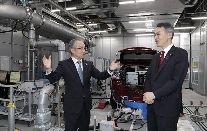 “E-LAB,” an automotive testing laboratory located within HORIBA BIWAKO E-HARBOR, allows visitors to see, use, and experience the effects of cutting-edge solutions. <br>Even without actually driving a car, various experiments can be carried out under conditions equivalent to driving.