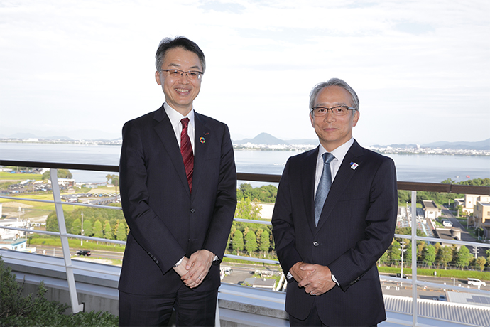 HORIBA BIWAKO E-HARBOR, designed to resemble a ship, offers a panoramic view of Lake Biwa.